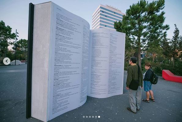 Libri gjigant i Fjalorit të Gjuhës Shqipe vendoset te sheshi “Skënderbej” 1 libri 1