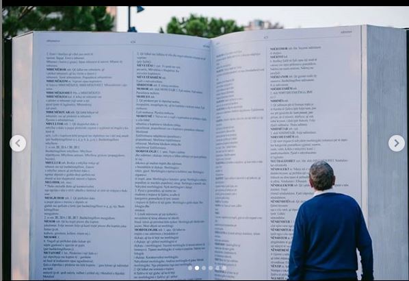 Libri gjigant i Fjalorit të Gjuhës Shqipe vendoset te sheshi “Skënderbej” 2 libri 2