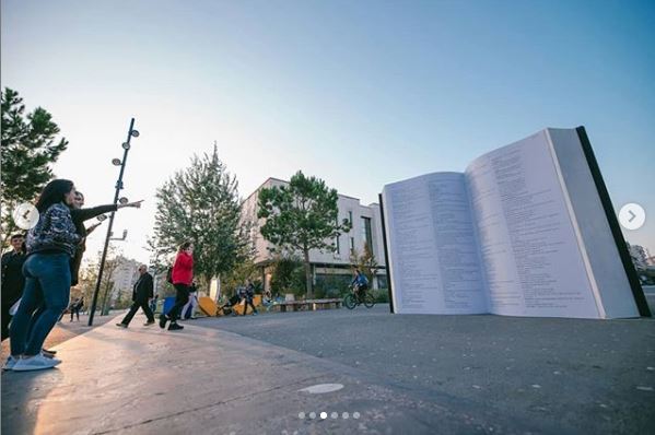 Libri gjigant i Fjalorit të Gjuhës Shqipe vendoset te sheshi “Skënderbej” 3 libri 3