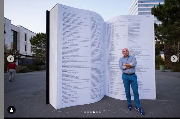 Libri gjigant i Fjalorit të Gjuhës Shqipe vendoset te sheshi “Skënderbej” libri 4