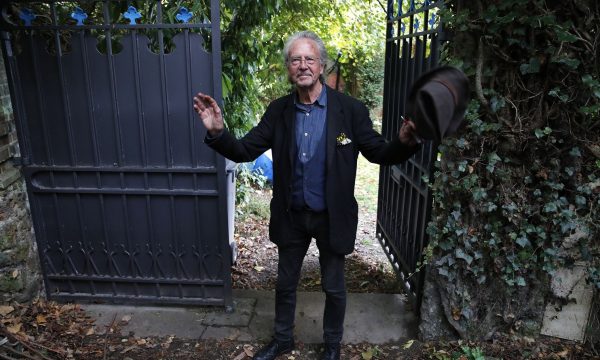 Austriaku i çmimit Nobel provokon sërish shqiptarët: Do pimë verë e raki me serbët peter handke