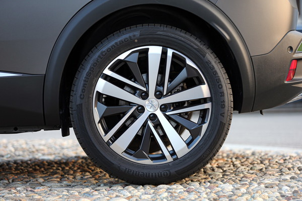 Për Peugeot 3008 vjen modeli "Anniversary" (FOTO) 4 pezho2