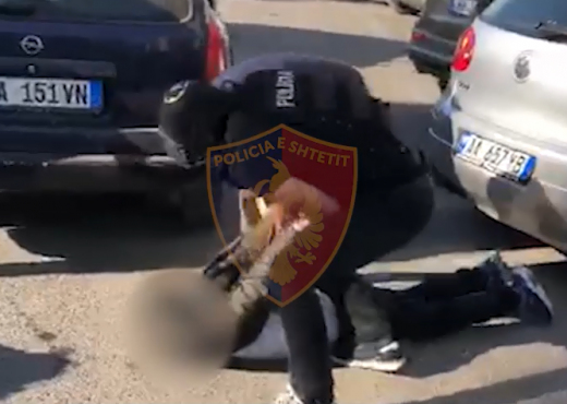 “Prangat prapa, shpejt” / Goditet grupi i narkotikëve në Fier, kapen 3 “të fortit” Fier