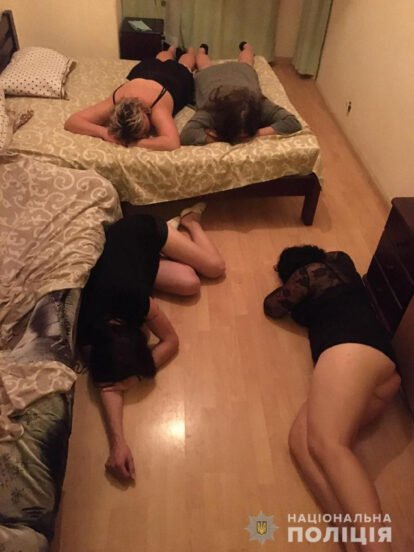 Policët “poshtërojnë” punëtoret e seksit gjatë bastisjes, ato nisin të qajnë dhe përpiqen të fshehin fytyrat 2 prostitucion 2