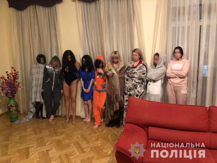 Policët “poshtërojnë” punëtoret e seksit gjatë bastisjes, ato nisin të qajnë dhe përpiqen të fshehin fytyrat 1 prostitucion