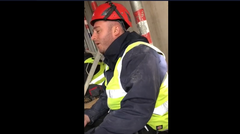 Video / Punëtori shqiptar i mahnit të gjithë me zërin, ia kalon edhe këngëtarëve punetori