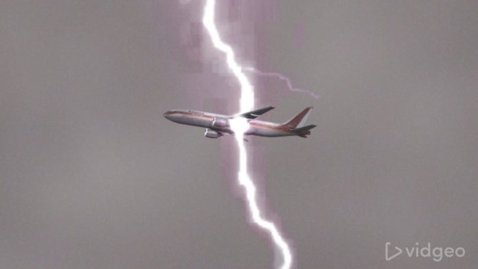 Rrufeja godet avionin, momente ankthi për Hertha Berlin rrufeja