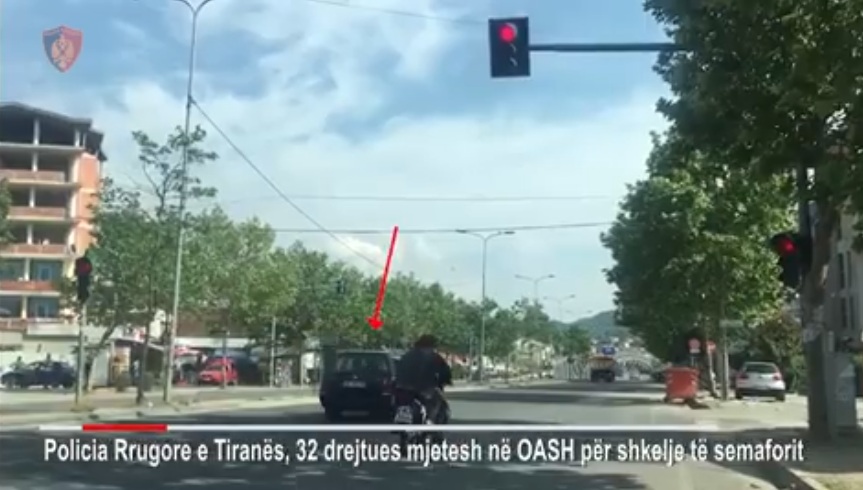 Skenë si në filma. I riu me tre shokë kalon me semafor të kuq, por aksidenton një makinë. Ç’ndodhi te rruga e Elbasanit semafor