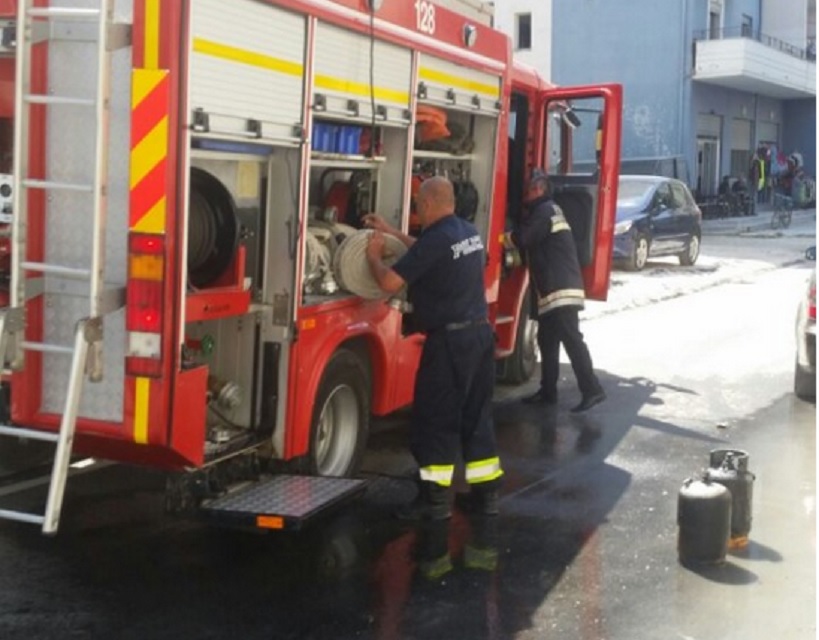 Zjarr në katin e 11-të të pallatit në Tiranë, në spital dy persona zjarrfikese zjarrshtepi