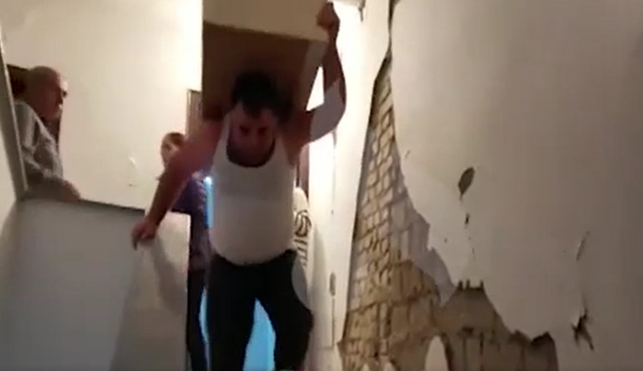 VIDEO EPIKE/ Nuk pyet për tërmetin, burri ngre dollapin mes rrënojave… 01