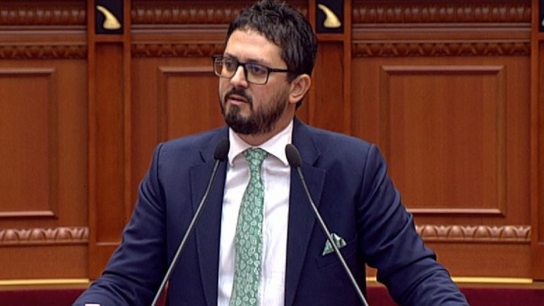 Deputeti i opozitës debat me Ruçin: Shkelët rregulloren! 1572860672 andi