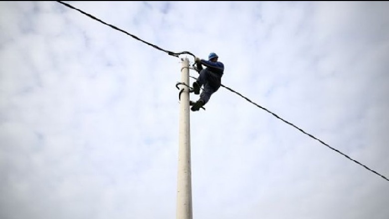 Rrëzohet nga shtylla, humb jetën elektricisti 63-vjeçar në Gjirokastër 1573743101 autoshtyllaelektrike154944742265202761549448306