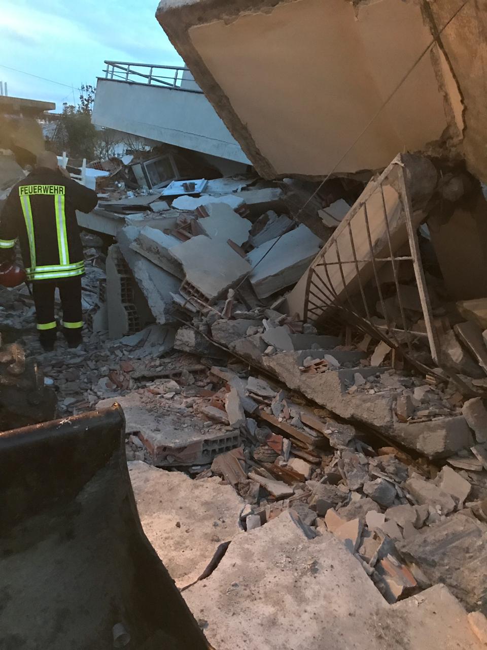 Durrës, banorët rrëfejnë momentet e tmerrit: Vajza dhe mbesa janë nën rrënoja 2 2 30