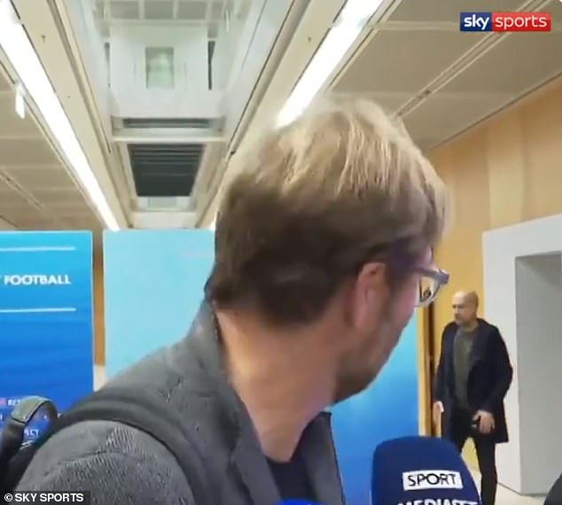 Klopp ia mbath vrapit sapo sheh Guardiolën, reagimi i gjermanit po bën xhiron e botës (VIDEO) 20906370 7676621 He jokingly ran away when he saw the Manchester City manager com a 43 1573563057092