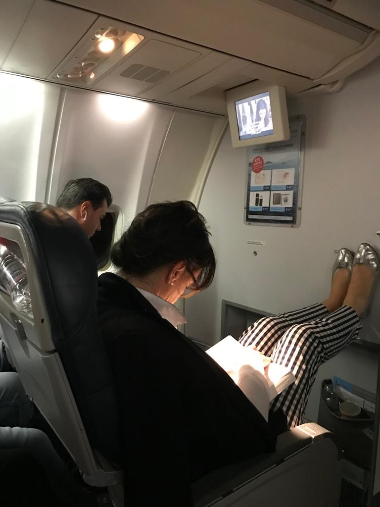 Basha me të shoqen filmohen në avion, Aurela 'për shtatë palë qejfe' duke lexuar libra 3 3 22