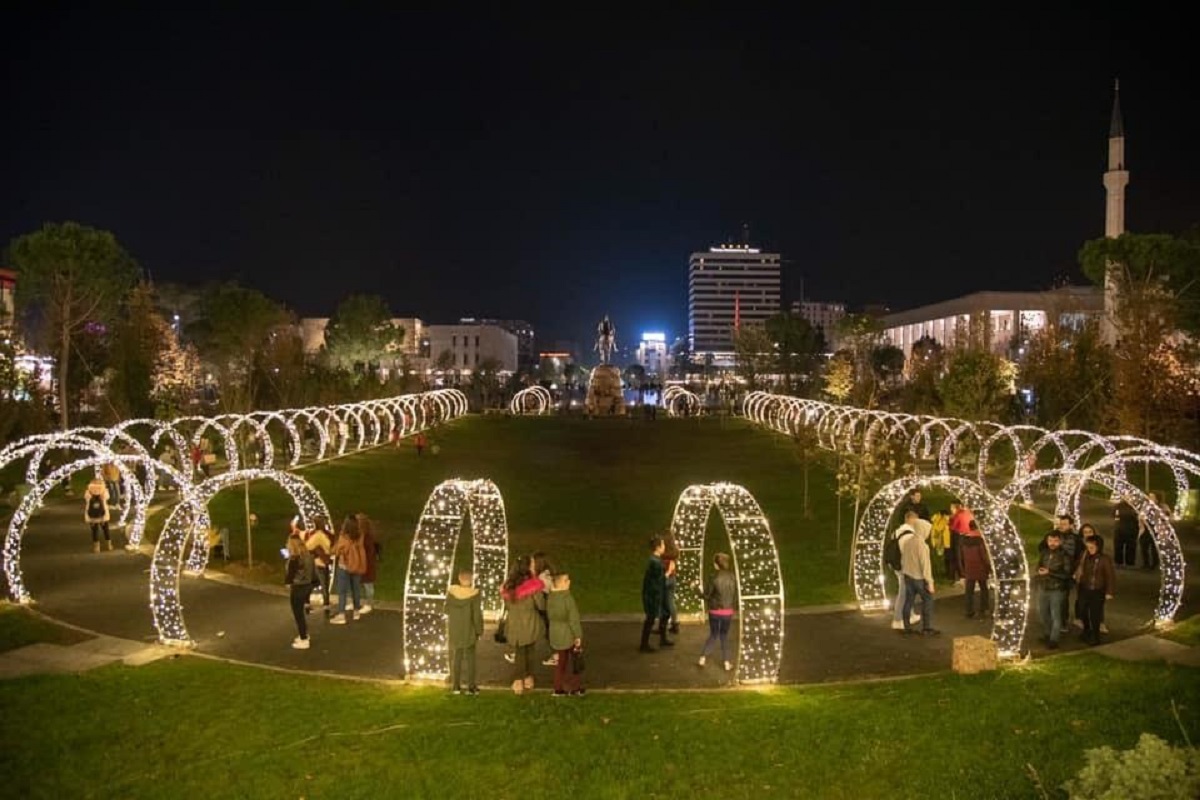 Tirana vishet me ngjyrat e festave, surprizat sapo kanë nisur 1 3 6 1