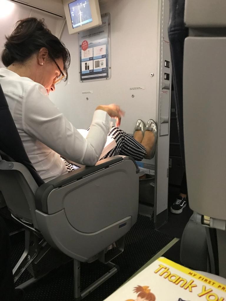 Basha me të shoqen filmohen në avion, Aurela 'për shtatë palë qejfe' duke lexuar libra 4 4 18