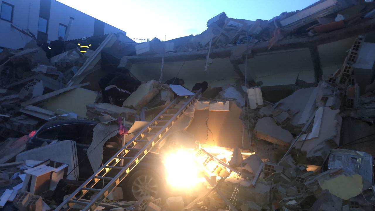 Thumane dhe Durrës kërkohet nën rrënoja, deri tani 5 te vdekur, qindra te plagosur 4 22