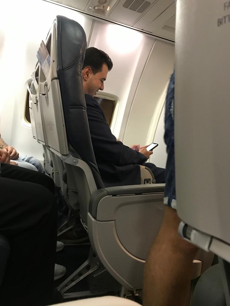 Basha me të shoqen filmohen në avion, Aurela 'për shtatë palë qejfe' duke lexuar libra 5 5 19