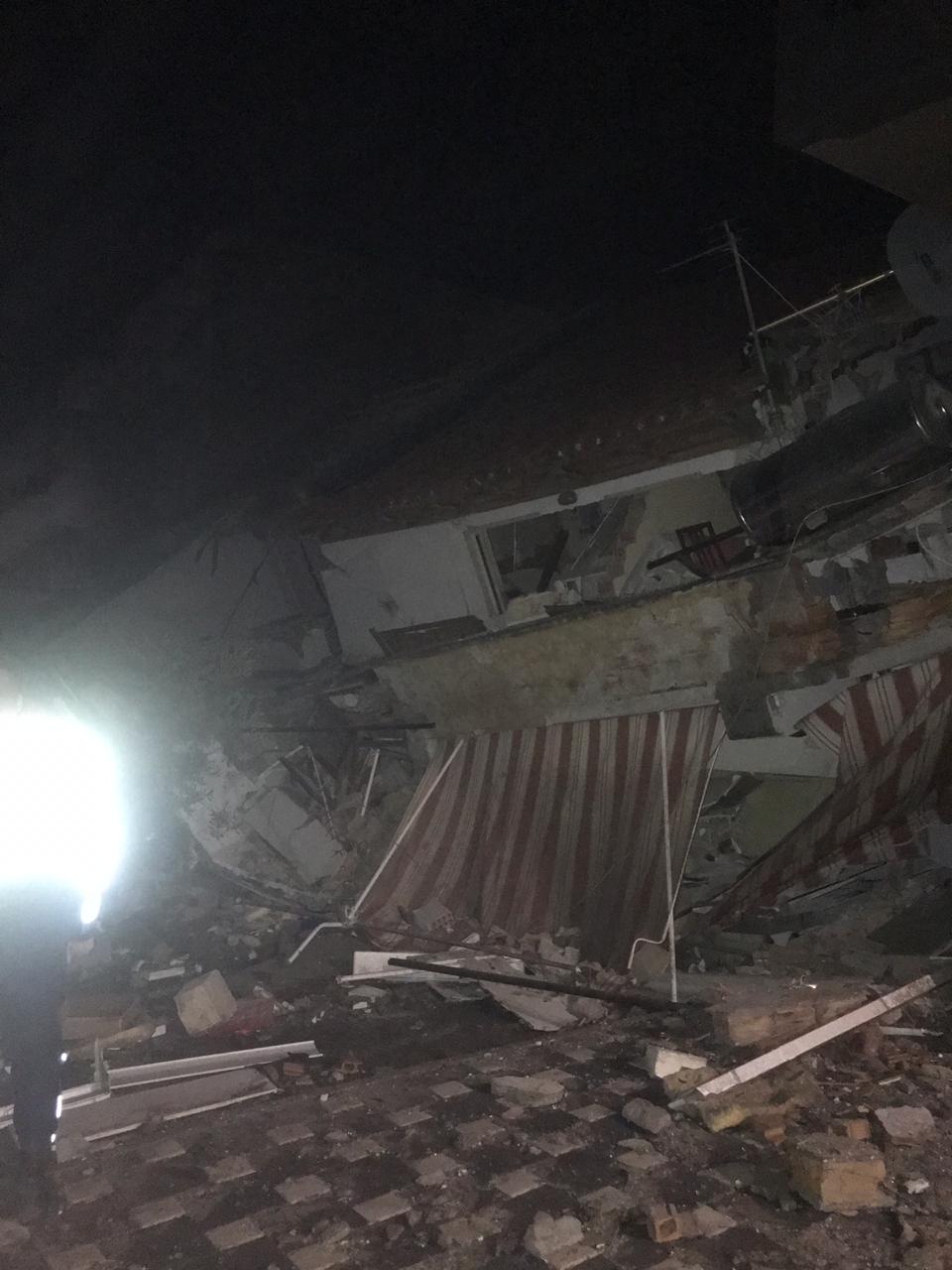 Durrës, banorët rrëfejnë momentet e tmerrit: Vajza dhe mbesa janë nën rrënoja 5 5 22