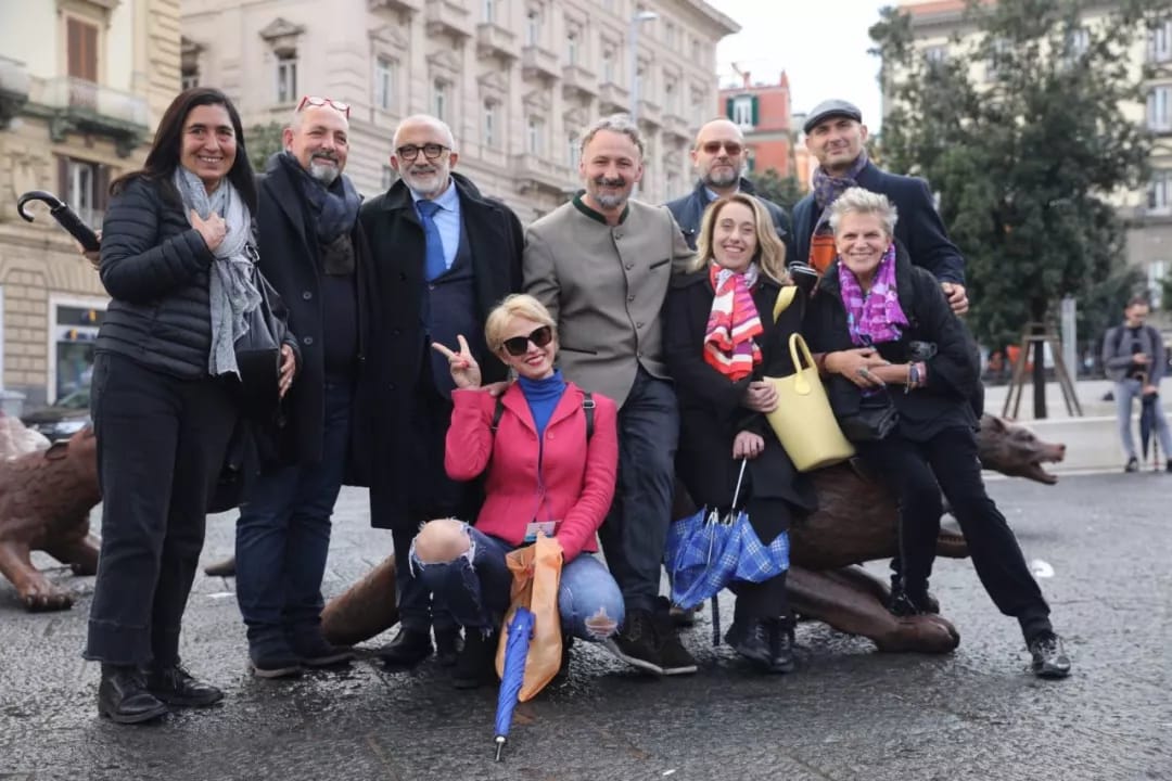 Fotot / “100 ujqërit” e Liu Ruowang pushtojnë Napolin 5 5acdea5a c4a0 47c8 be0f 89d689ffd44e