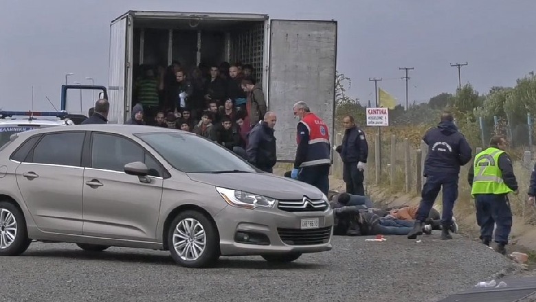 Greqi/ Shmanget tragjedia, 80 persona brenda një kamioni frigorifer, arrestohet shoferi (video) 1 5dc02974af8aczanthi