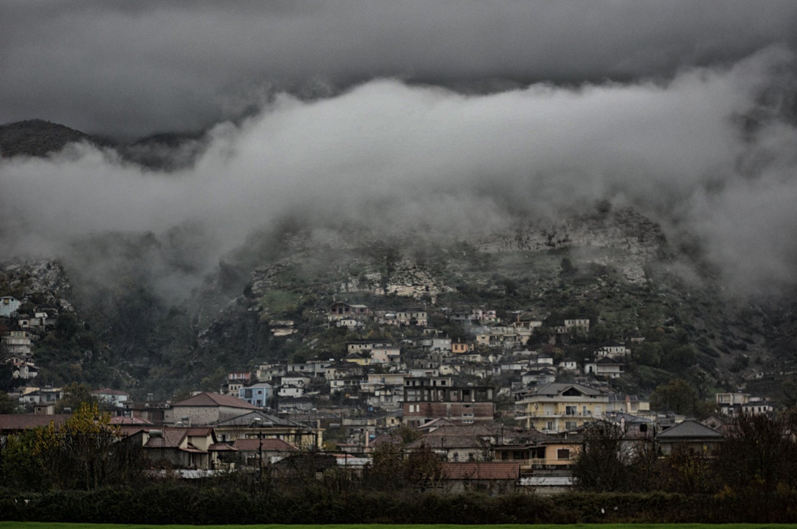 Moti i keq në Gjirokastër lë pa energji elektrike 2 fshatra 5dc3d8a207c63gjirokaster