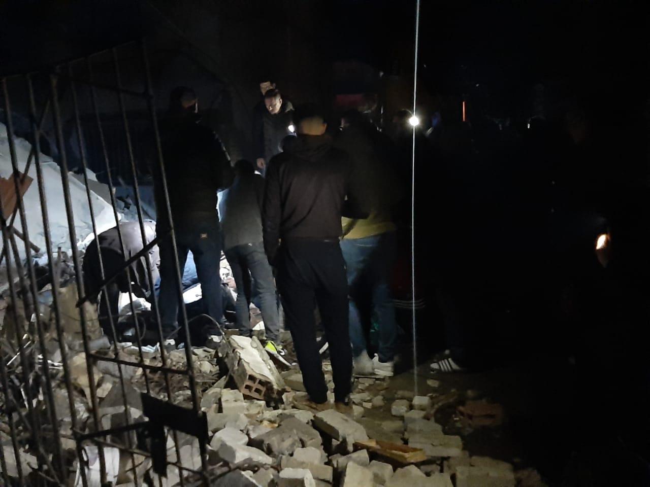 Video / Tre të vdekurit e parë në Thumanë dhe Laç, njerëzit kërkojnë familjarët nën rrënoja 5ddcad8ded574rthumane pallate rrenoja