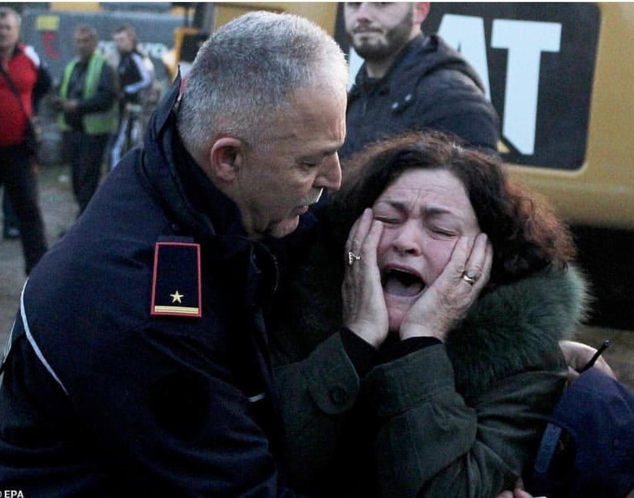 FOTO E DITËS/ Të afërmit nën rrënoja, polici solidarizohet me dhimbjen e kësaj gruaje 5ddd277f0b884thumana