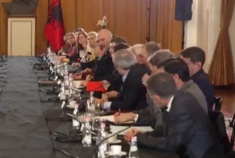 “E futi në dollap dhe e mbylli”, Rama u tregon ambasadorëve filmin që pa para tërmetit: Ju japonezët 5de2b64a0de31edi