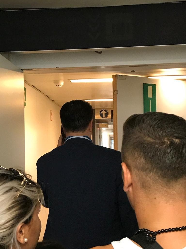 Basha me të shoqen filmohen në avion, Aurela 'për shtatë palë qejfe' duke lexuar libra 6 6 17