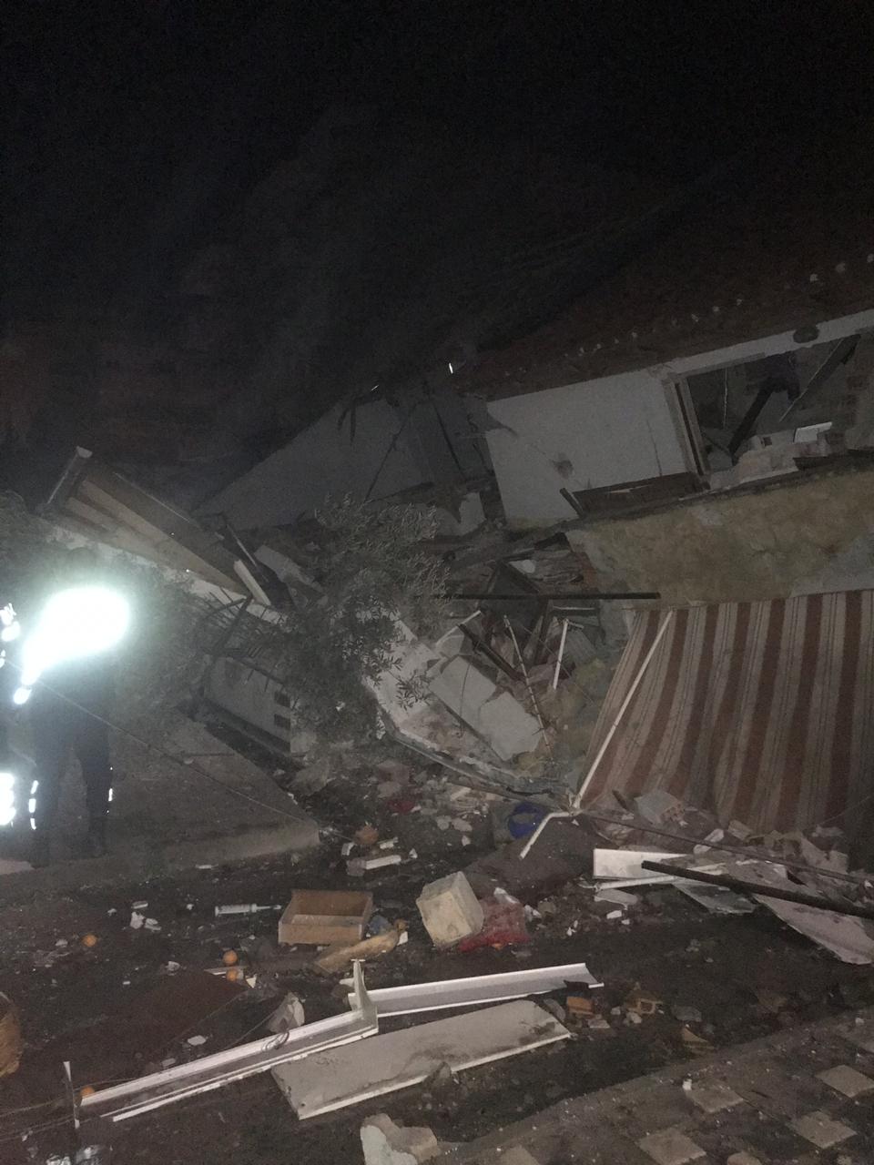 Durrës, banorët rrëfejnë momentet e tmerrit: Vajza dhe mbesa janë nën rrënoja 6 6 20