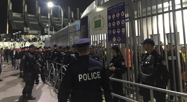 Policia e Kosovës nxjerr jashtë stadiumit këngëtarin e njohur shqiptar 640 0 5dd259d418871