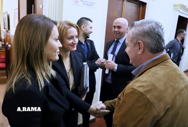 Deputeti Myslim Murrizi nuk bën dallime partiake, përqafon koleget socialiste 2 74907676 2446720768927270 6172056686560280576 o