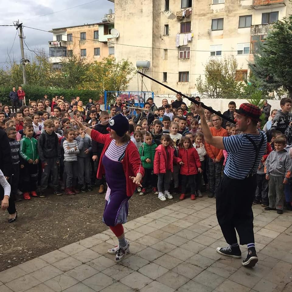 75 orë festime: Koret e shkollave dhe kllounët gjermanë argëtojnë fëmijët matjanë /Foto/ 75 vjetori 3