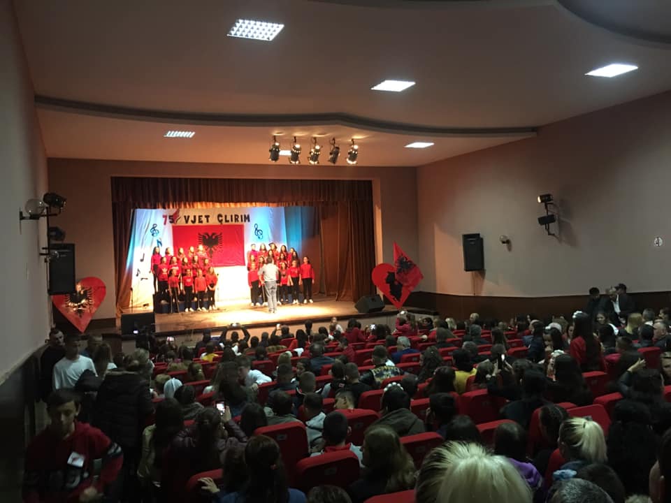 75 orë festime: Koret e shkollave dhe kllounët gjermanë argëtojnë fëmijët matjanë /Foto/ 3 75 vjetori 4