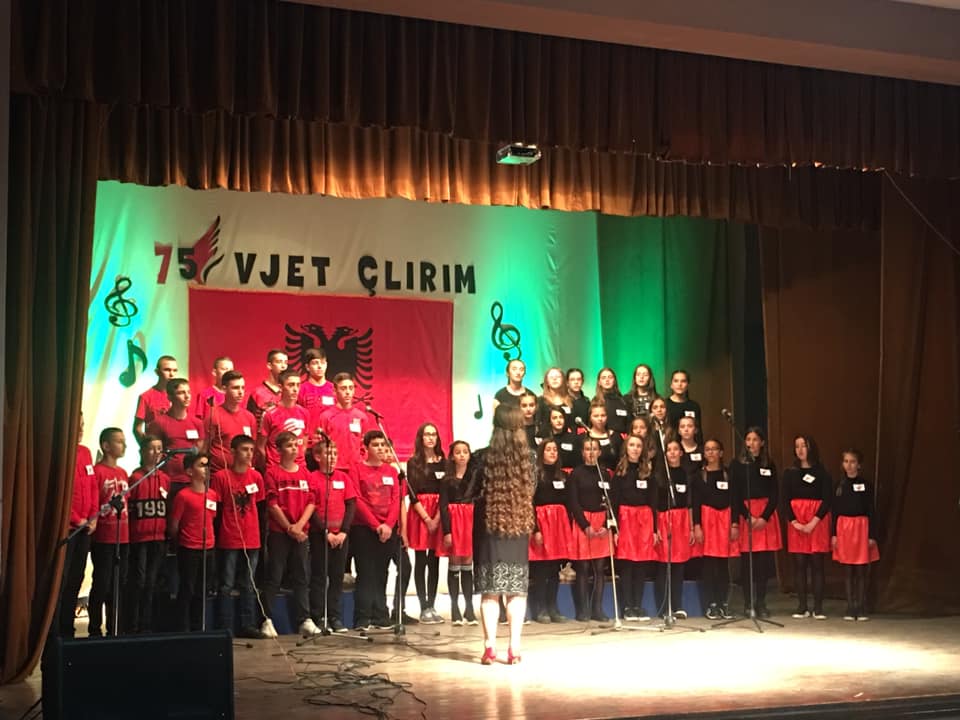 75 orë festime: Koret e shkollave dhe kllounët gjermanë argëtojnë fëmijët matjanë /Foto/ 2 75 vjetori 5