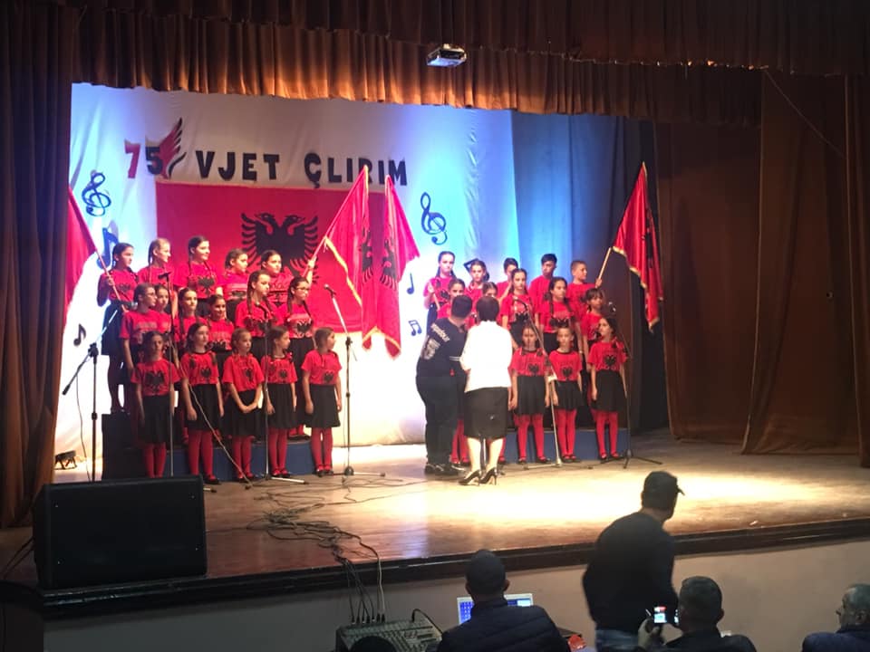 75 orë festime: Koret e shkollave dhe kllounët gjermanë argëtojnë fëmijët matjanë /Foto/ 1 75 vjetori 6