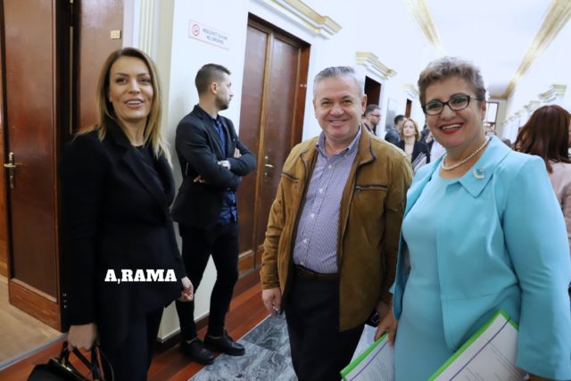 Deputeti Myslim Murrizi nuk bën dallime partiake, përqafon koleget socialiste 3 75323250 2446720555593958 8617812597653110784 o