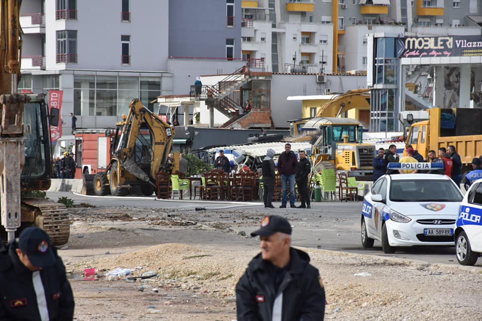Sulmuan me gurë dhe bomba molotov policinë, 26 banorë të Astirit në hetim 76710717 1418957044923682 7897892610449080320 n
