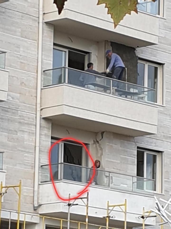 Si po mundohen ndërtuesit të fshehin dëmet nga tërmeti, suvatojnë të çarat në pallate 1 79186037 878799699183679 4634742468024205312 n
