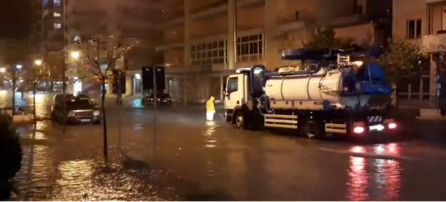 Reshjet e dendura shkaktojnë probleme në Vlorë, nën “pushtetin” e ujit disa rrugë E6D50E56 DCA6 4E95 A817 C9EE57E9658E