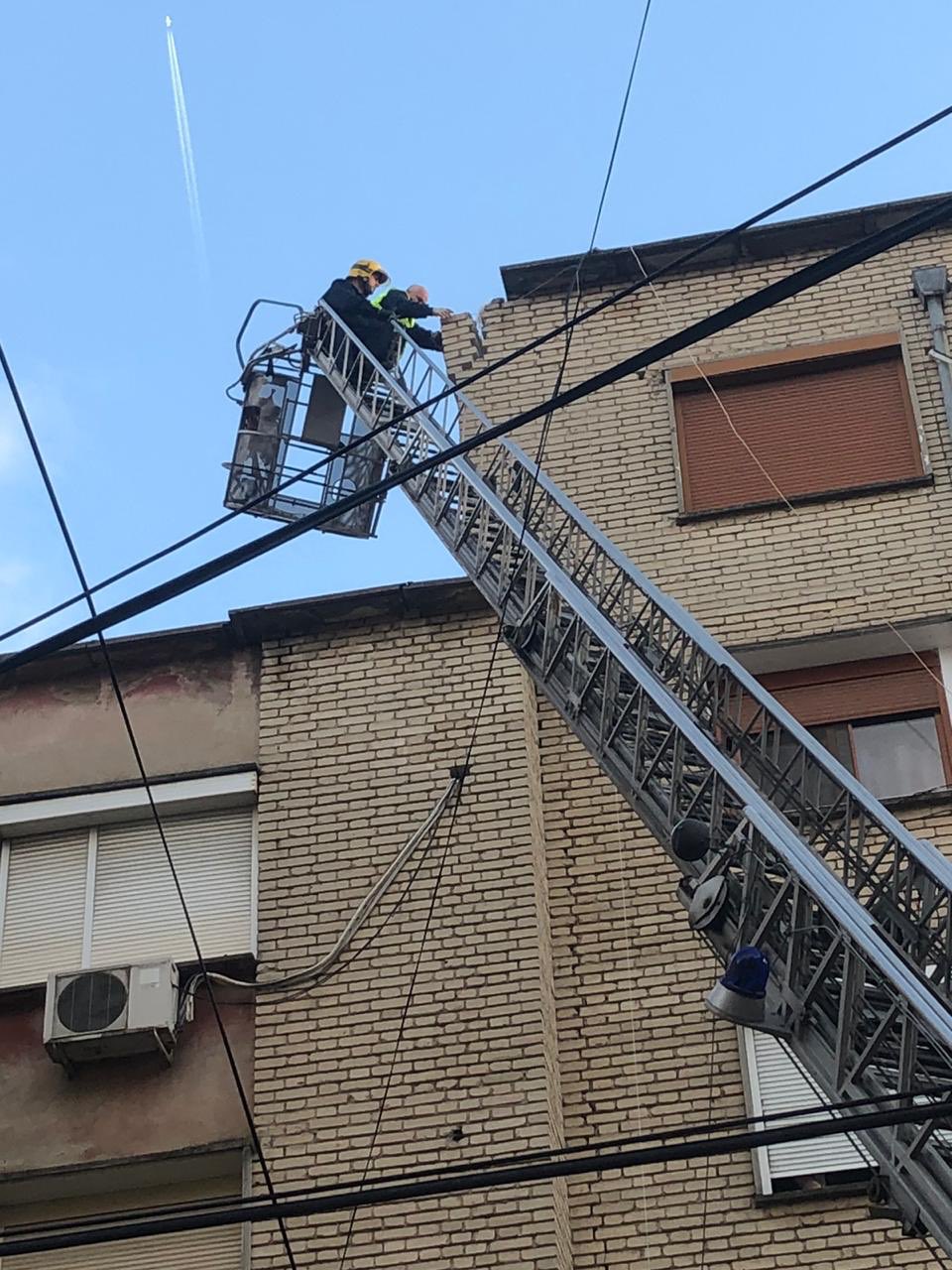 Rrezikonin jetën e kalimtarëve, nis heqja e soletave, oxhaqeve e paneleve të shkëputura nga tërmeti në Tiranë 2 EKjLdQcWwAE4yPG