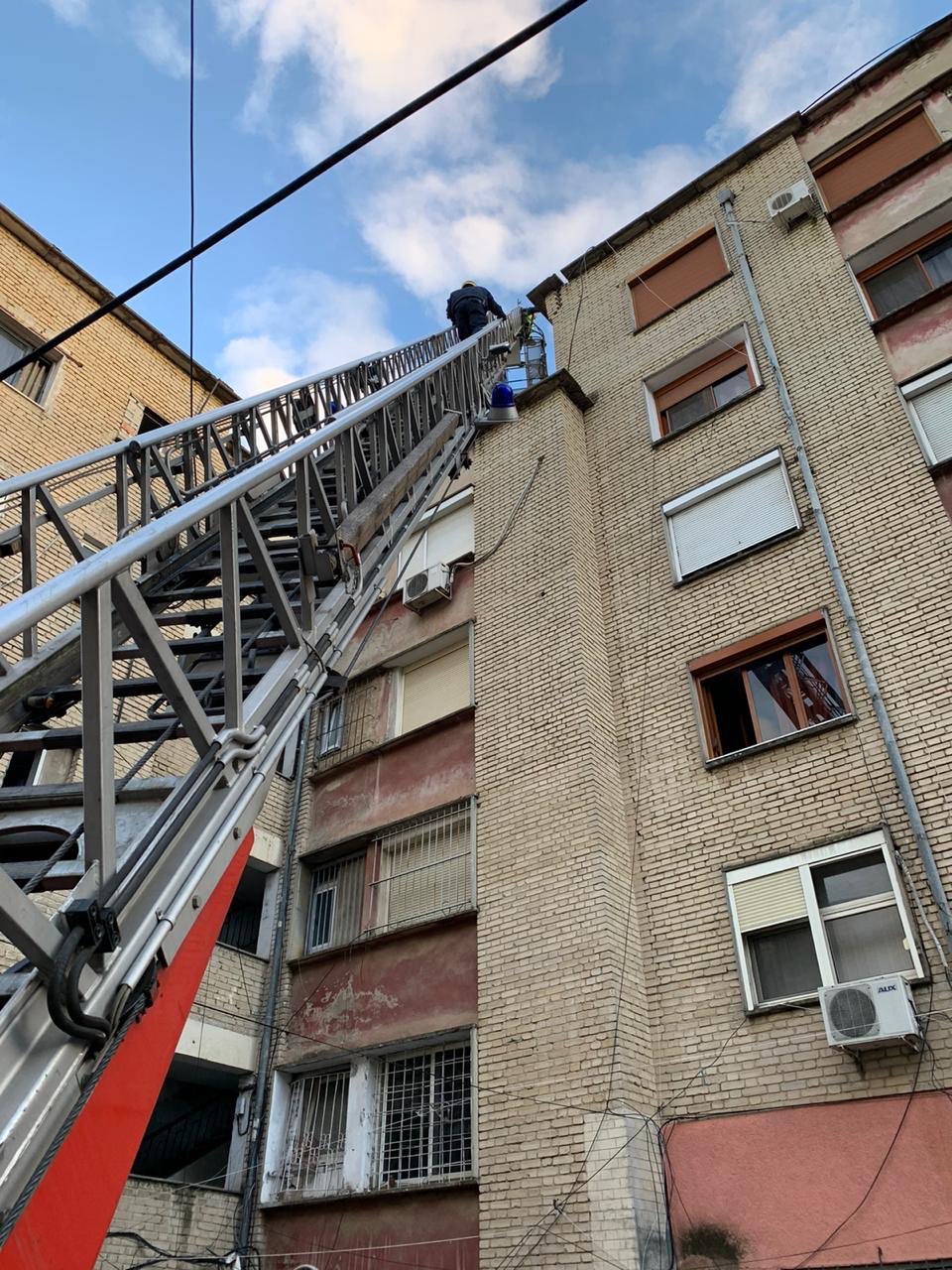Rrezikonin jetën e kalimtarëve, nis heqja e soletave, oxhaqeve e paneleve të shkëputura nga tërmeti në Tiranë 3 EKjLdQdX0AAiEGl
