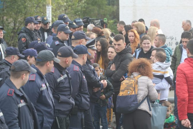 ‘Astiri’/ Policia: 5 efektivë të plagosur. Banorët të distancohen nga dhuna! IKMT aksioni 5 675x450 1