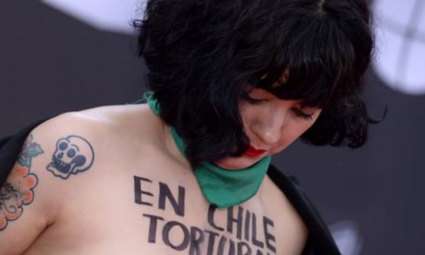 Këngëtarja shkon gjysmë nudo në ndarjen e çmimeve Grammy, në gjoks ka një mesazh 2 Kengetarja 1