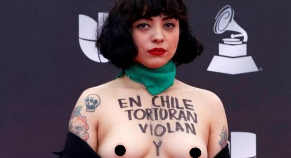 Këngëtarja shkon gjysmë nudo në ndarjen e çmimeve Grammy, në gjoks ka një mesazh 1 Kengetarja 2