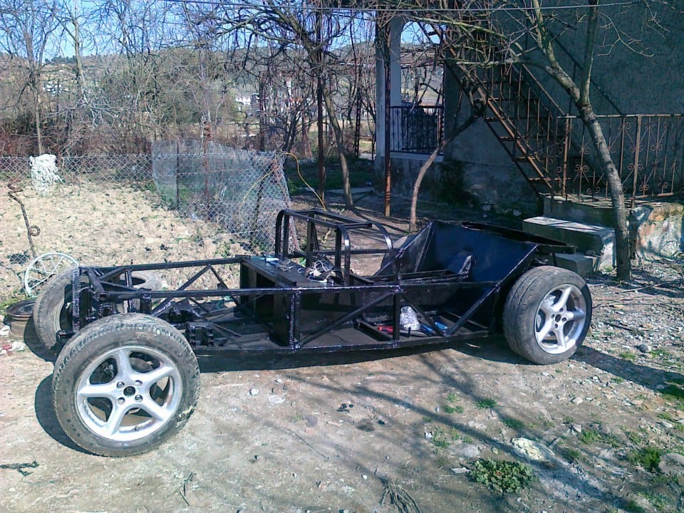 Lotusi shqiptar, makina që u ndërtua 10 vite më parë në Fier 3 Lotusi shqiptar 3