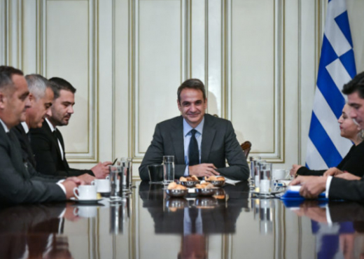 Mitsotakis takohet me minoritetin grek në Shqipëri, Dulen e Fredi Belerin MITSOTAKIS DULE