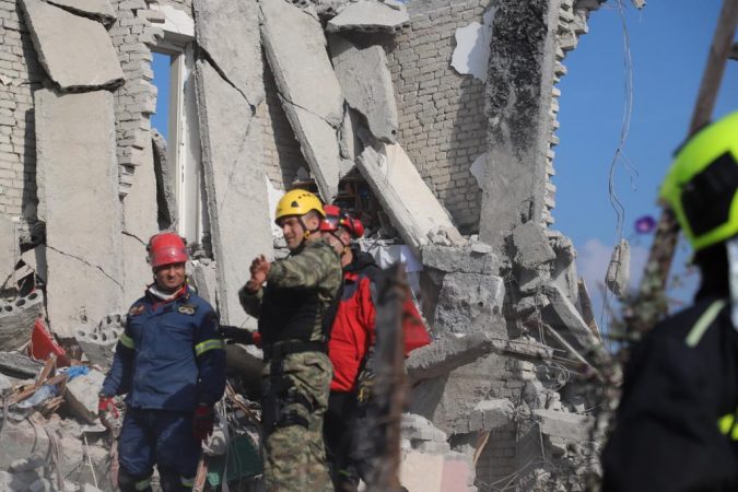 Toka vijon dridhet, ndërpriten përkohësisht operacionet e kërkim shpëtimit SHTEPITE E SHEMBURA TERMETI 11